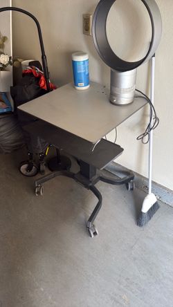 Ergotron mobile workstation will clean before pick up