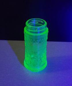 1 Vintage Uranium Salt Or Pepper Shaker From 1930s