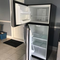 Stina still Frigidaire   Refrigerator And Stove Almost new very very clean good condition