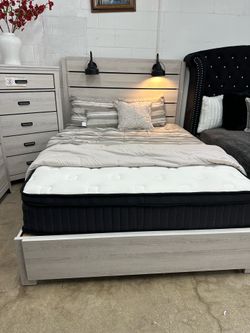 Queen size bed frame new in a box mattress included  we offer same day delivery   Cama Queen size Nueva en Caja Colchon. Incluido entregamos a domicil