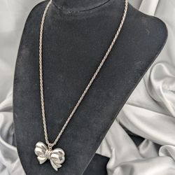 Vintage 925 Sterling Silver Bow Pendant With Rope Link Necklace.