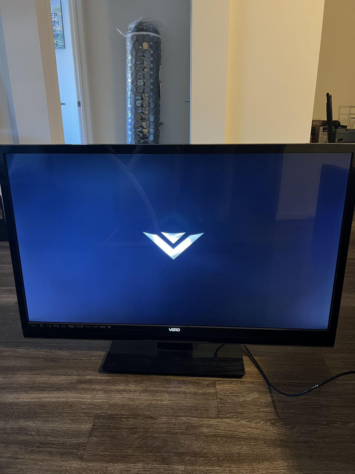 47" LED LCD HDTV VIZIO M470SL Black With Tv stand