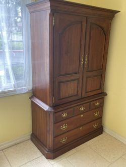 Traditional sturdy Closet With Drawers