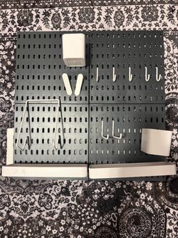 Wall mounted peg board