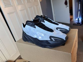 Yeezy 700 MNVN Size 9.5