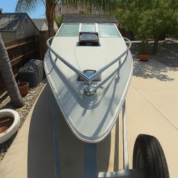 1989 Seaswirl Cuddy Cabin – 18 ft Boat