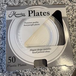 NIB Masterpiece Plastic Plates Set
