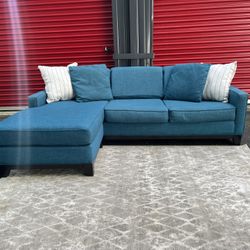 Sectional Reversible Couch!! Delivery Available 🚚!! Dimensions: 89” Length x 30” Height x 38” Depth ( 65” Depth Chaise)