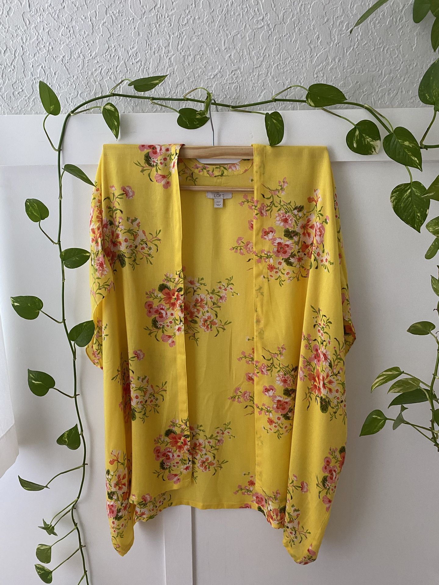 Barely used Swirling with blooms Yellow Kimono Loft Brand
