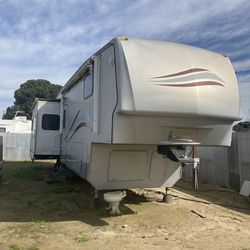 2009 GRAY MONTANA RV 5th WHEELER 39Ft Long