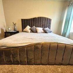 Wulff upholstered Platform Bed Gray Velvet King