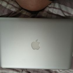 Macbook High Sierra 2011  Apple Not Scratched  