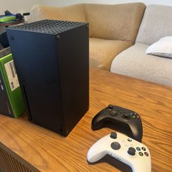 xbox series x - 1tb ssd + 2 controllers