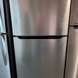 Like New 2020 Insignia 21cu Ft Stainless Steel Top Freezer Refrigerator