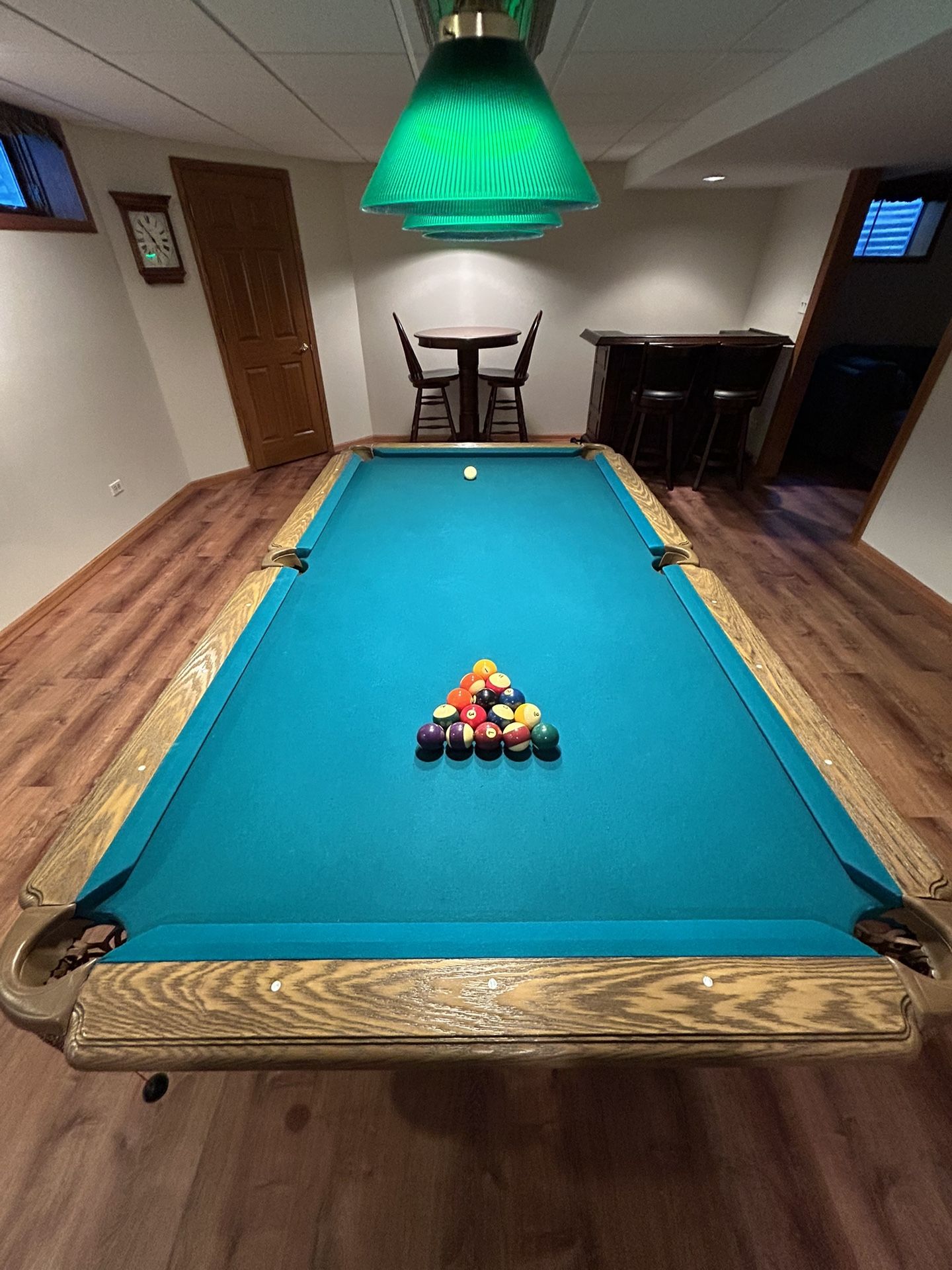 **🎱 Complete Pool Table Setup – 8-Foot Table + Cues + Rack + Lights**