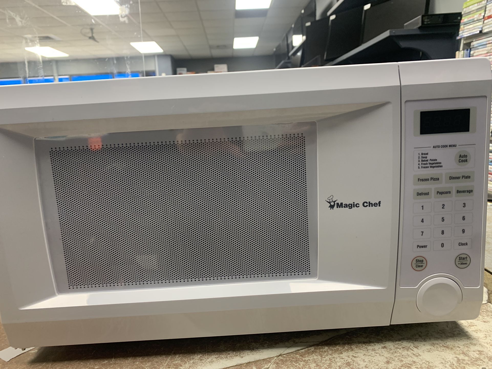 Magic Chef Microwave (834085-1)