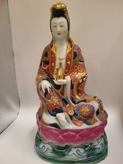 Vintage Porcelain KWAN YIN, Goddess Of Mercy, statue. Beautiful and in MINT condition