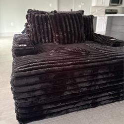 New in Box Oversized Chaise with USB Ports $10DOWN