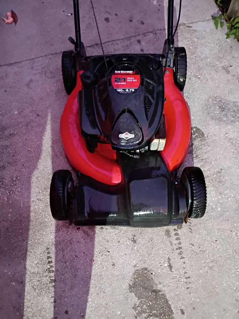 EASY START 6.75 HP YARD MACHINE PUSH MOWER. SHARP MULCHER BLA, QUICK WHEEL ADJUSTMENT, WORKS GREAT
