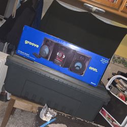 Groove Onn. With Bluetooth Wireless Technology/200 Watt CD Stereo System
