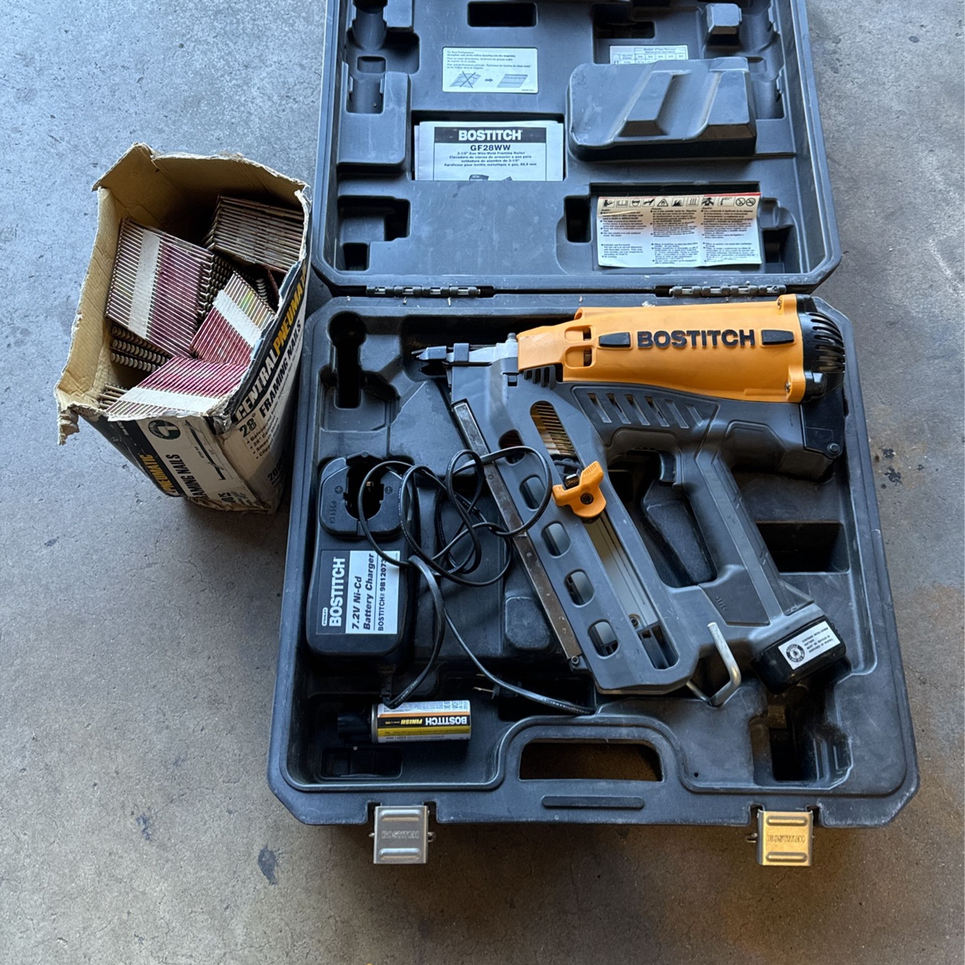 BOSTITCH NAIL GUN WITH BATTERY