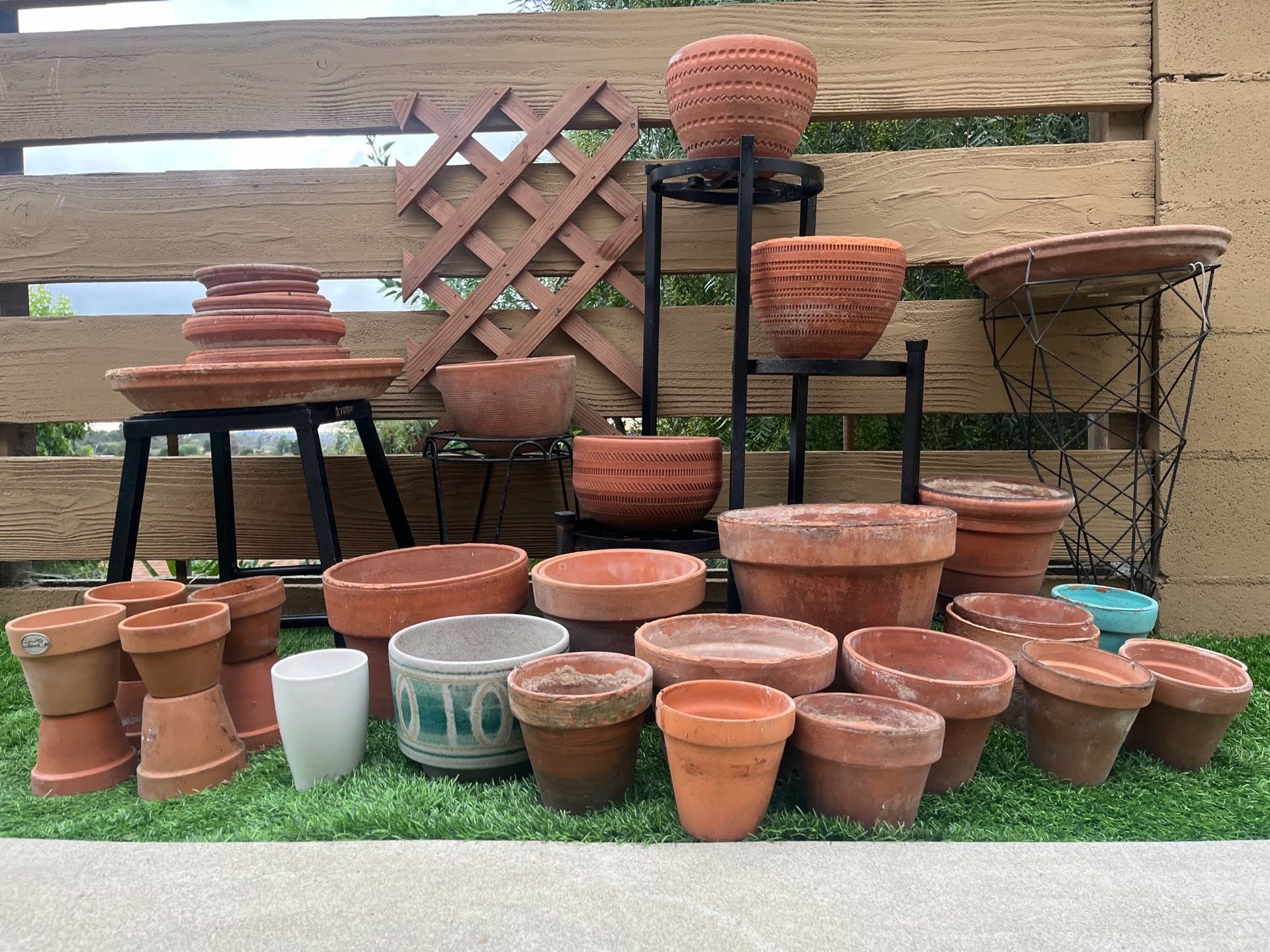 30 Terracota pots different sizes for only 75 dollars