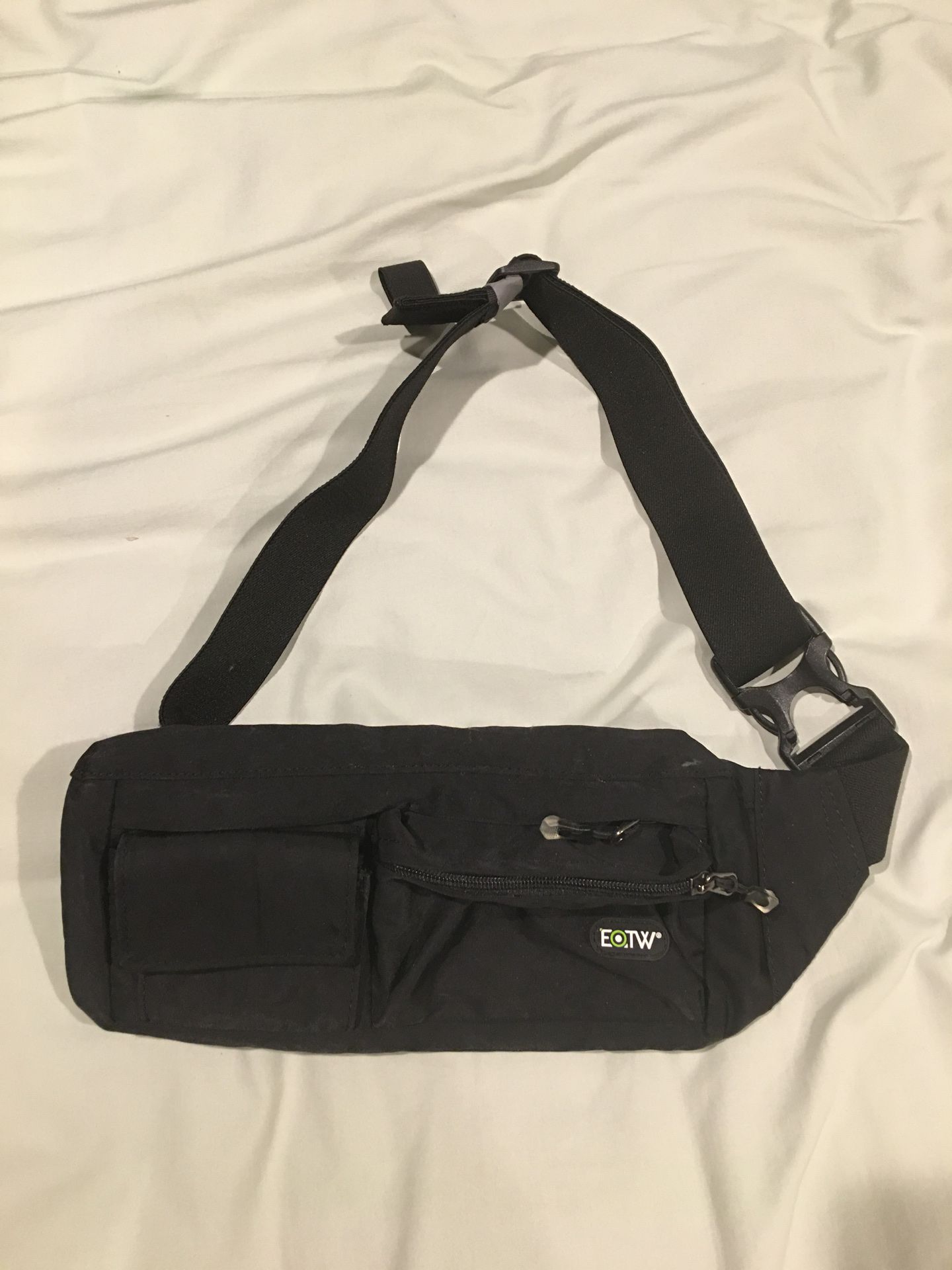 EOTW Fanny Pack Waist Bag Travel Pocket Chest Shoulder Bag Running Belt with Separate Pockets, Adjustable Band for Workout Vacation Hiking for iPhone