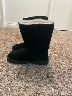 Sheep skin material black boots pair. Size 10. But fix by 7  1/2.