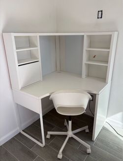 White desk with shelves