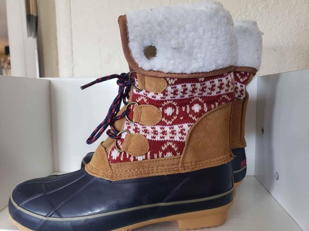 New Snow Boots Women Size 7.5