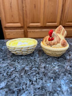 Vintage Ceramic Chicken In Basket & a Basket with Eggs Pair of Salt and Pepper Shakers.  Size approximately 3 inches tall.  Preowned on the top one sh