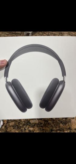 Space grey apple airpod maxes