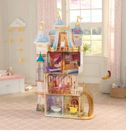 Disney princess dollhouse with accessories some accessories a bit broken but can be fixed, it’s  in great condition overall