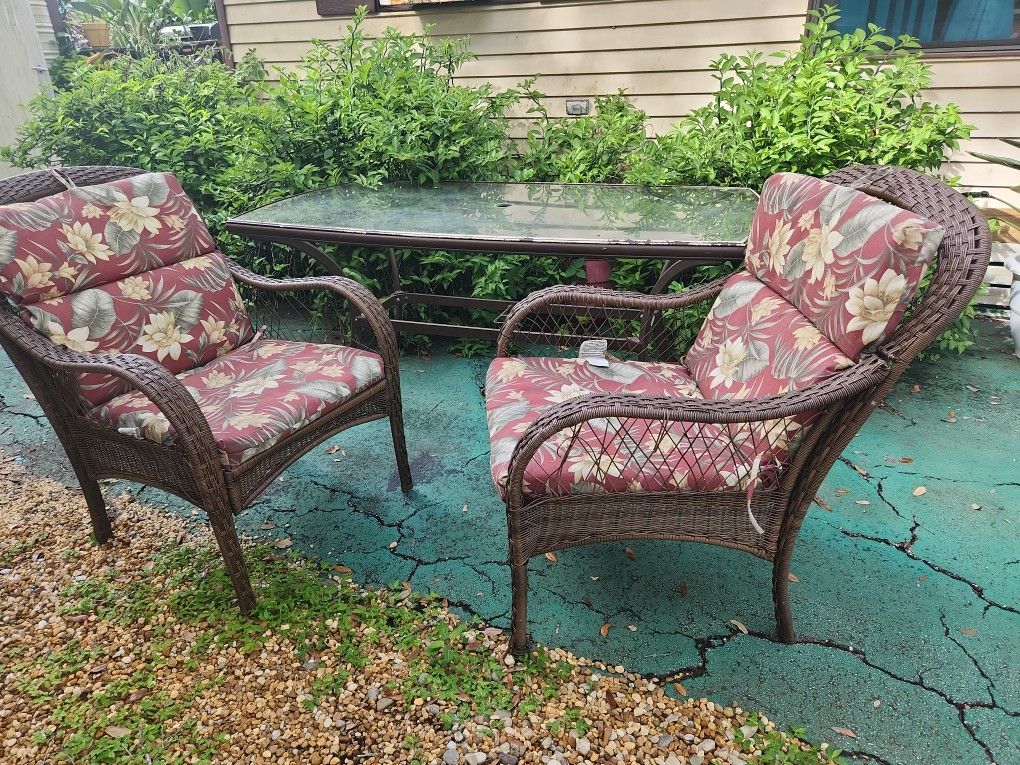 Outdoor Patio Table & Chairs