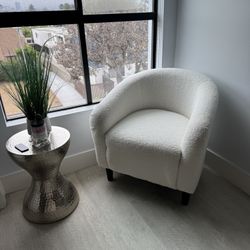 Set of 2 White Chairs