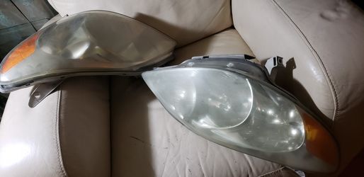 Toyota matrix headlights left and right in good condition