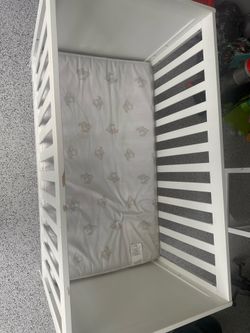 White baby crib with mattress-Good condition