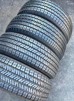 225 60 17 Yokohama tires Con 80% de Vida Las 4