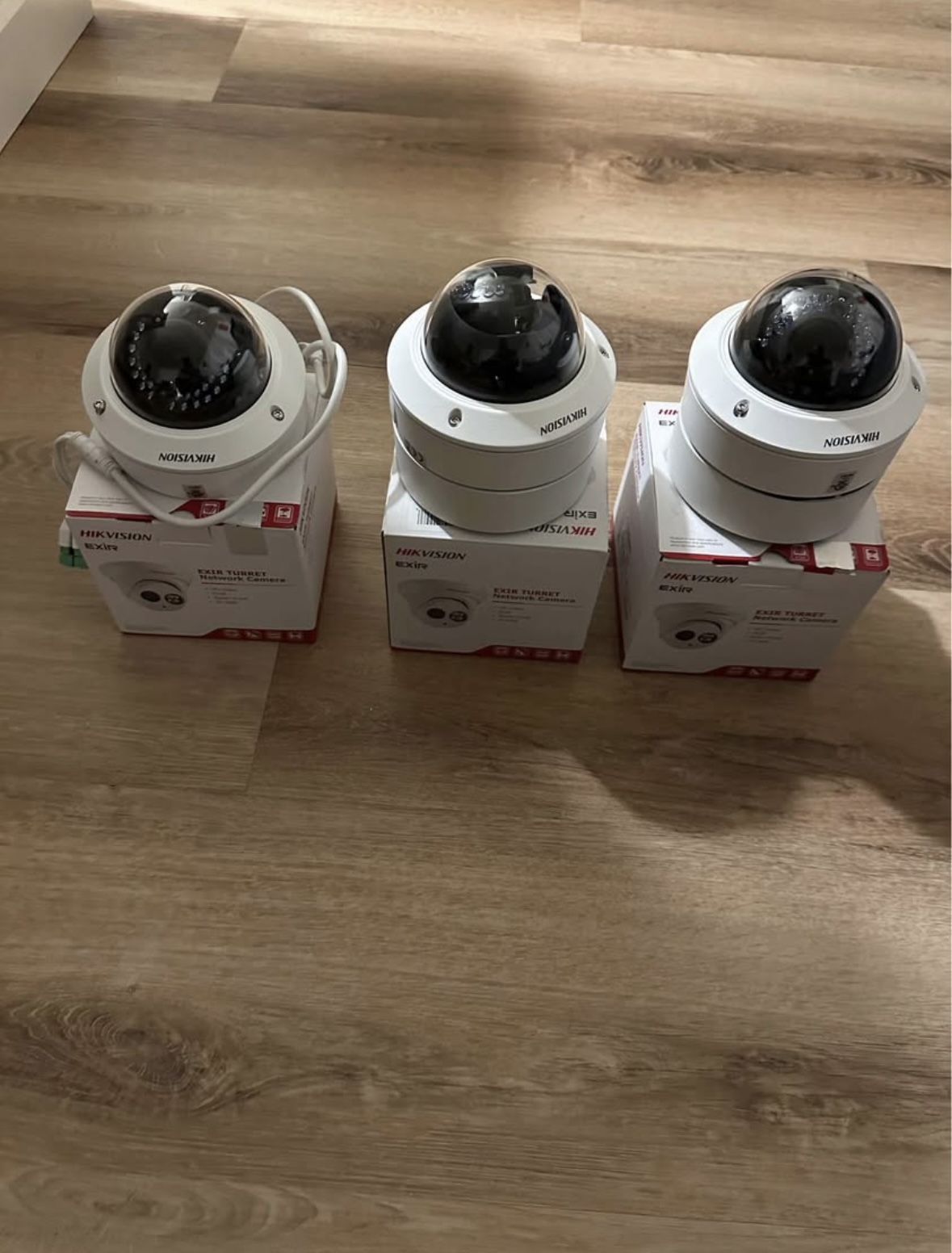 Hikvision DS-2CD2742FWD-IZS Cameras