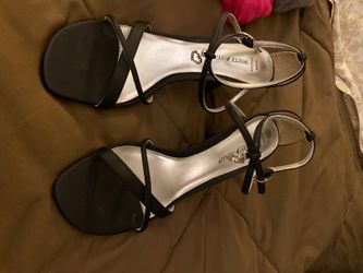 Woman’s Black shoe from white stag