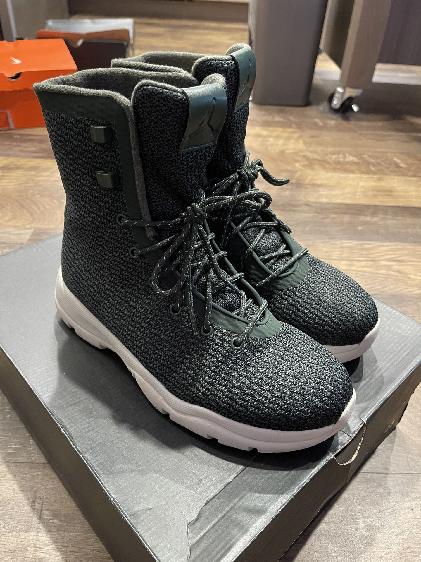 MINT - Jordan Future 1 Boots - SIZE 8