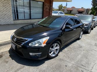 Nissan Altima Black 4-Door Sedan