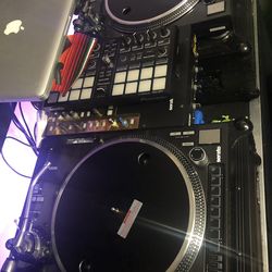 2 Reloop Rp8000 Turntables