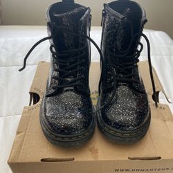 Dr martins/shoes/girls/kids/boots/size 10/like New/black/baby/toddler/school
