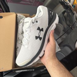 Brand new men’s under Armour size 12