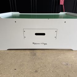 Melissa & Doug play Table