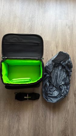 Deco Gear camera bag with lightweight design for DSLR and mirrorless cameras