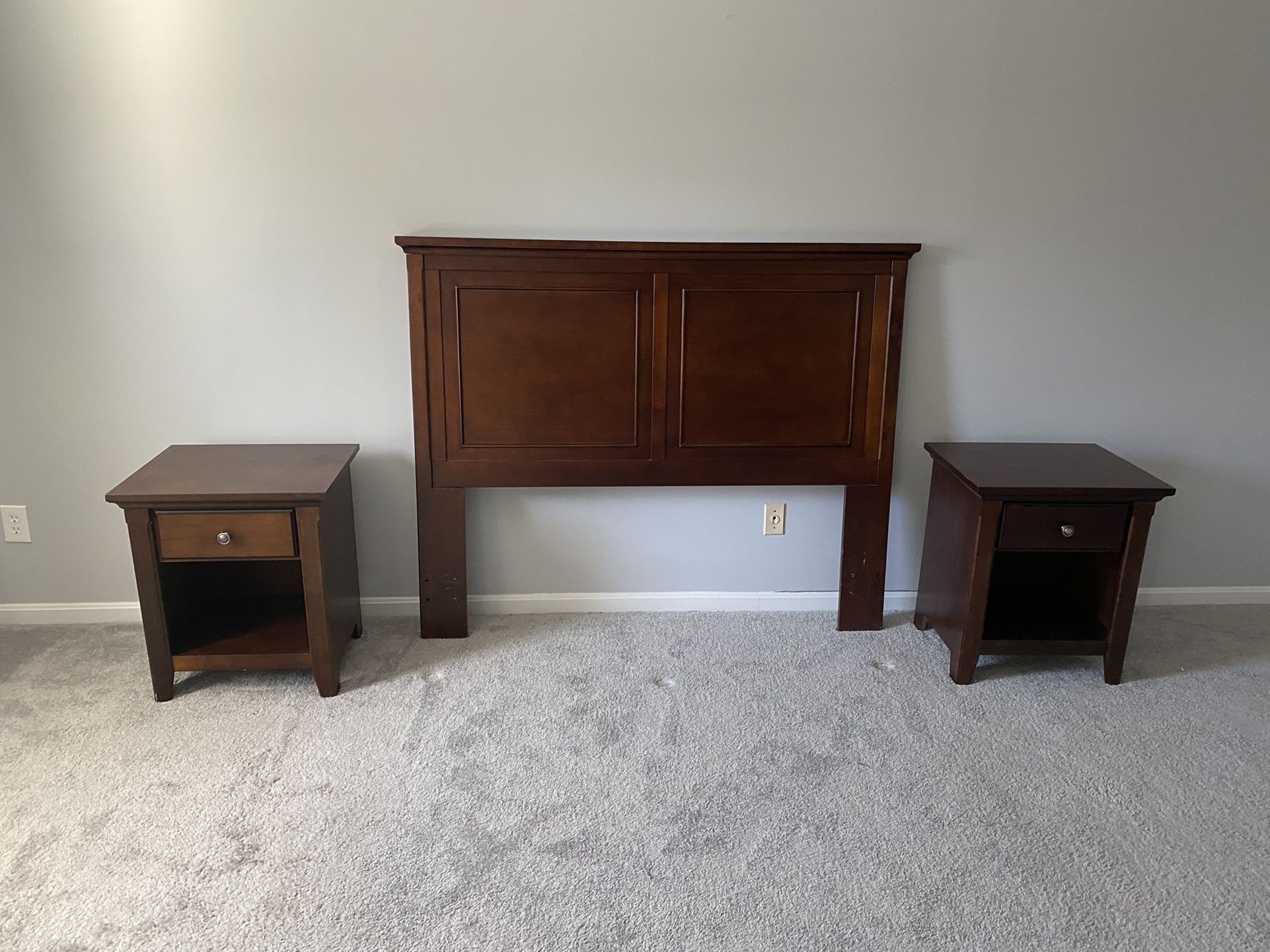Queen/Full Headboard and 2 Nightstands