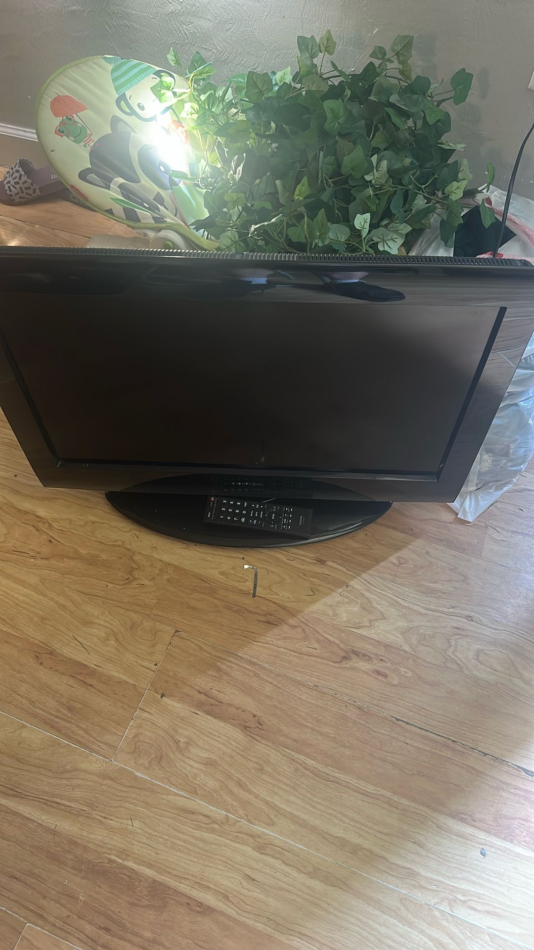 Toshiba 27in Flat Screen Tv With Remote 