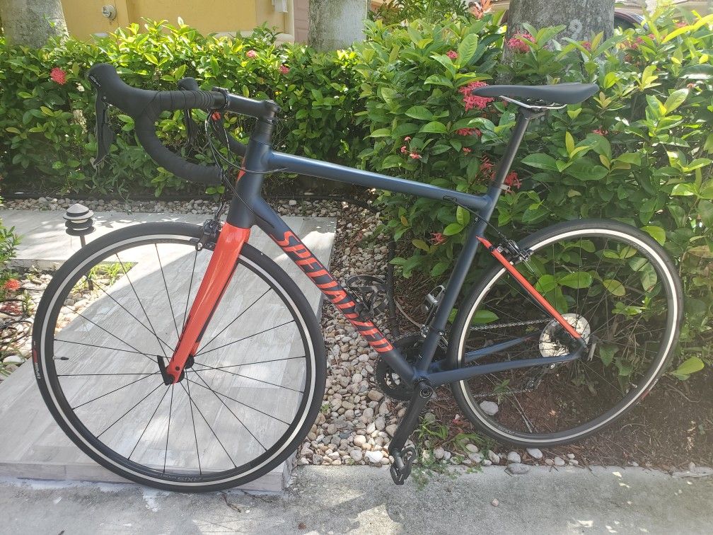 Road Bike Specialized Allez Sport 2020, size 56. Great Condition. Cleat Pedals not included.